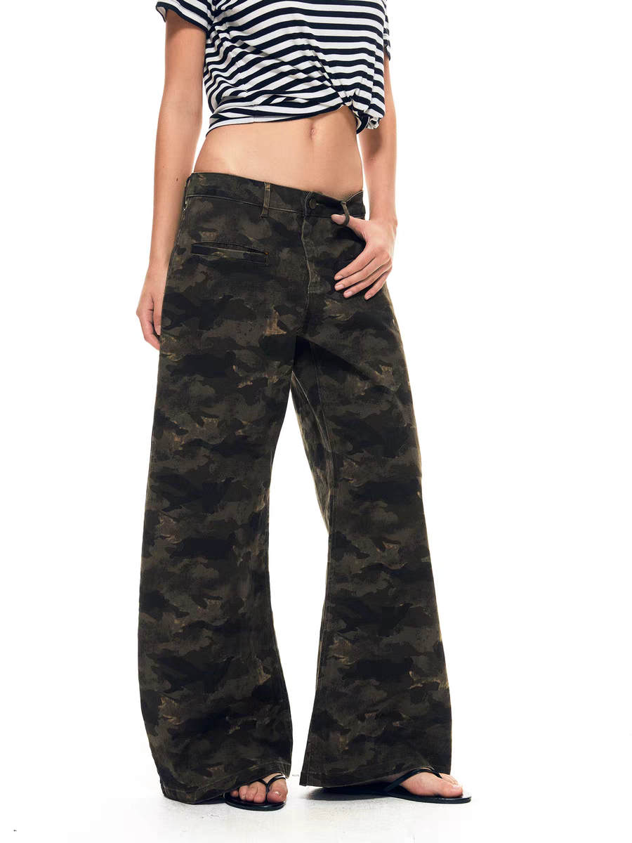 Weite Hose mit verwaschenem Camouflage-Muster