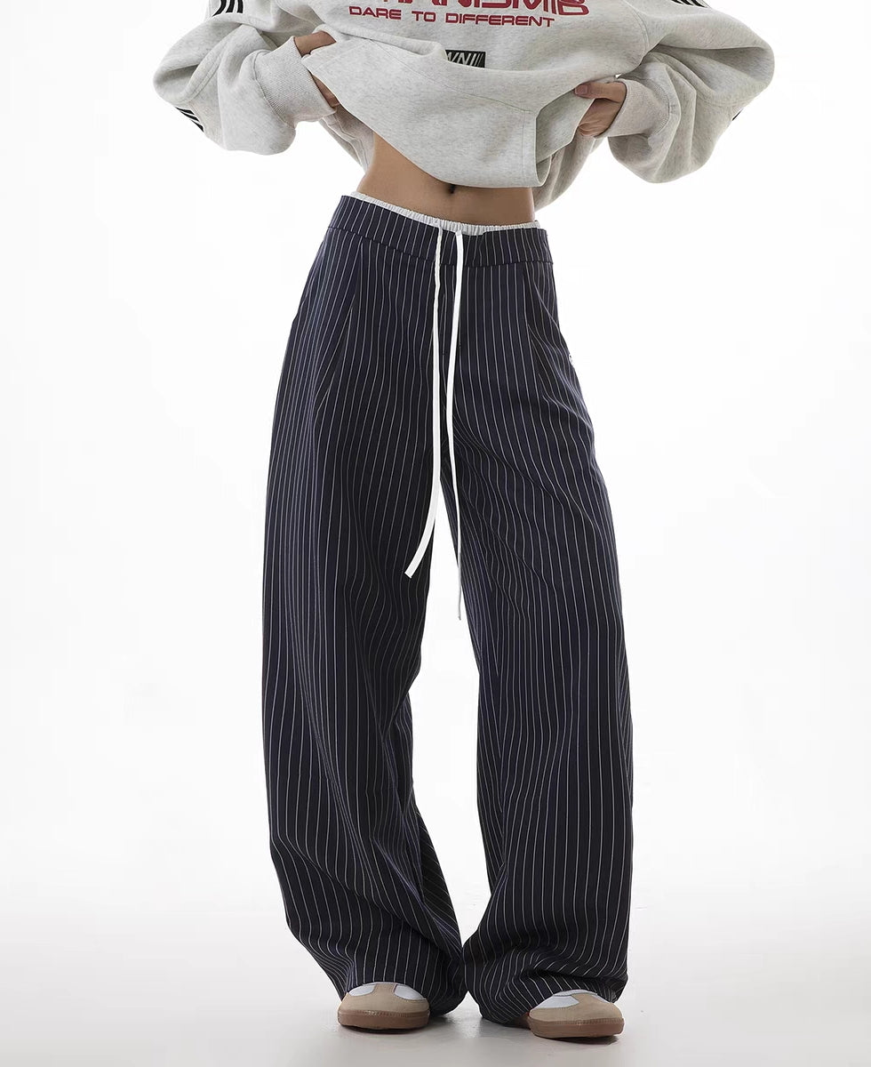 Weite Freizeithose mit Nadelstreifen und Kordelzug