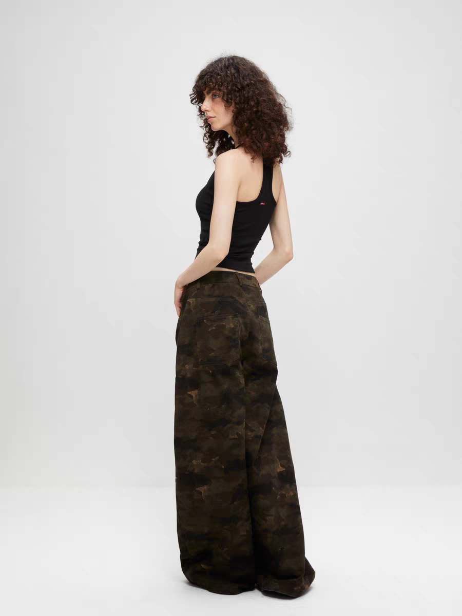Weite Hose mit verwaschenem Camouflage-Muster