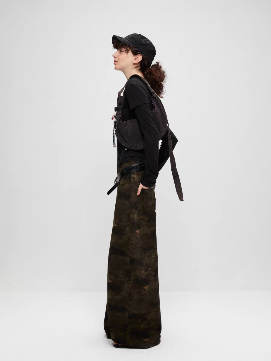 Weite Hose mit verwaschenem Camouflage-Muster