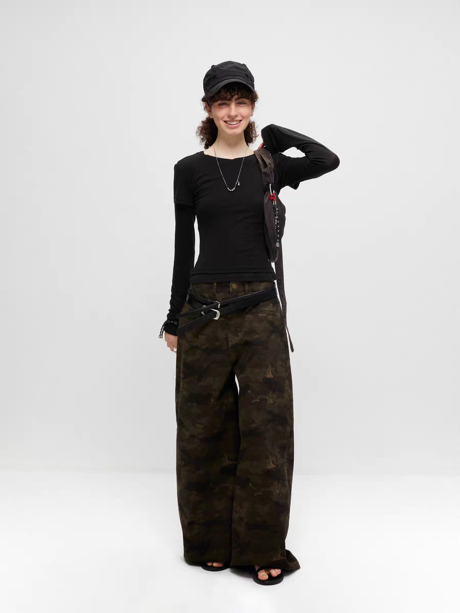 Weite Hose mit verwaschenem Camouflage-Muster