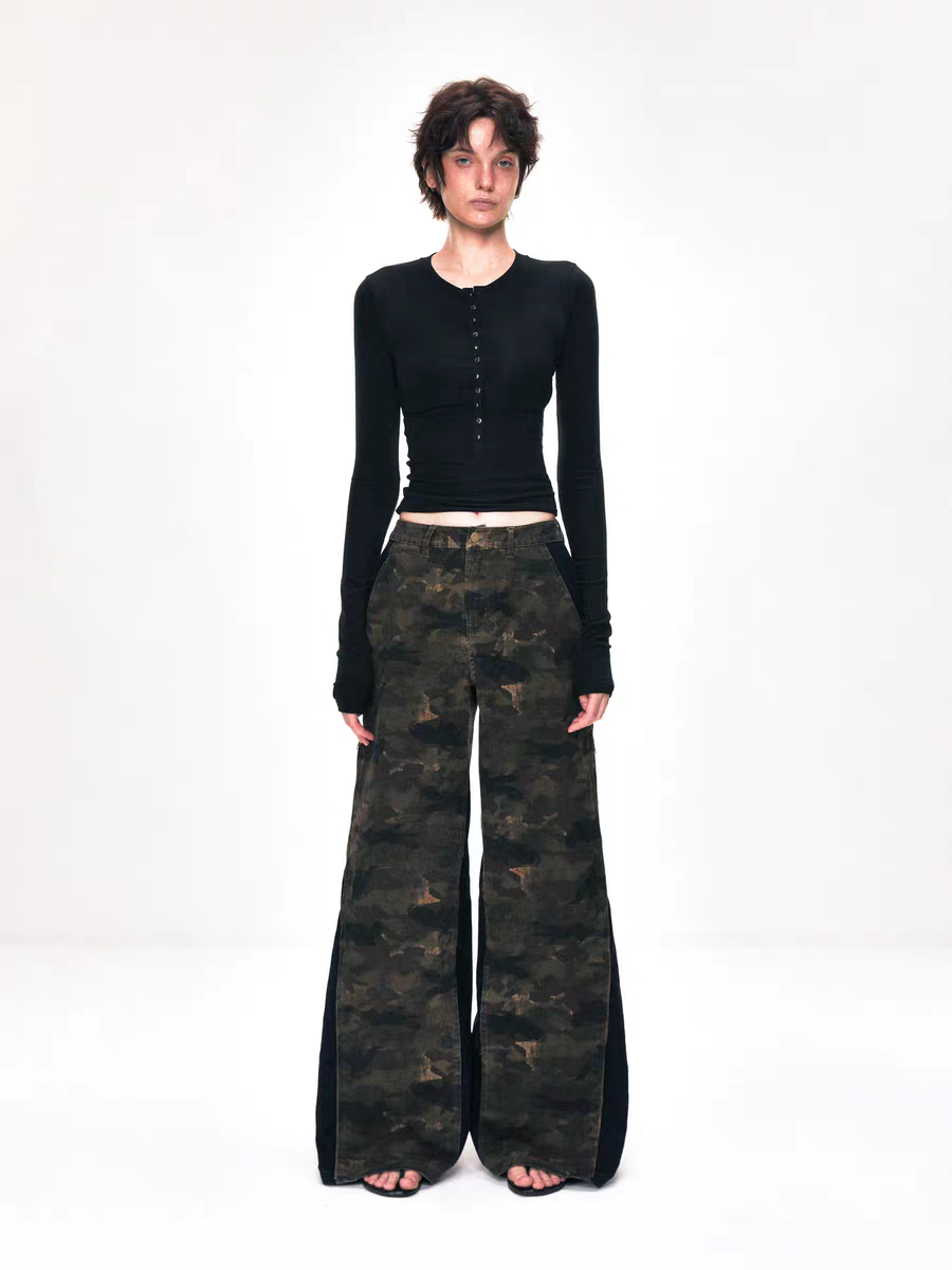 Camouflage-Hose mit weitem Bein und geteiltem Saum