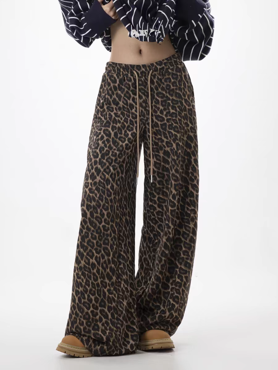 Weite Hose mit Kordelzug und Leopardenmuster