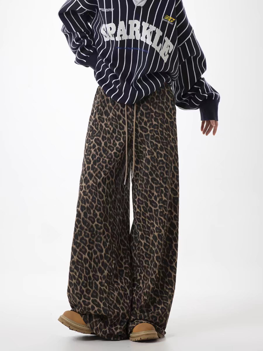 Weite Hose mit Kordelzug und Leopardenmuster