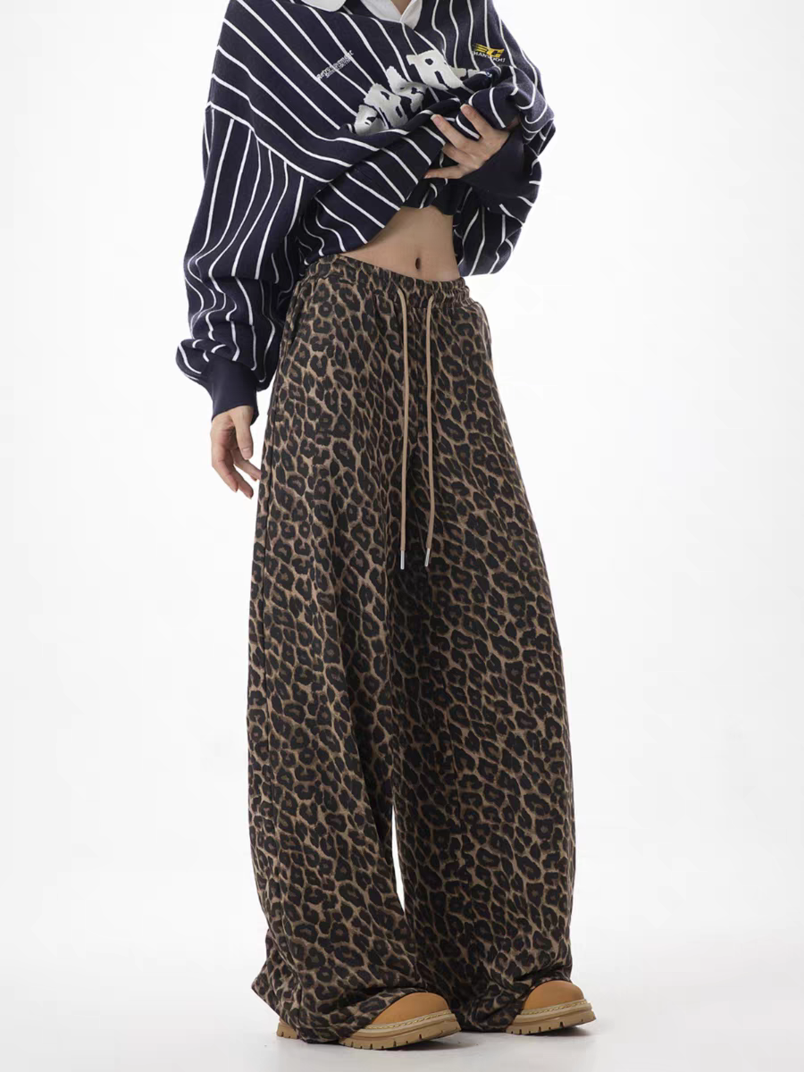 Weite Hose mit Kordelzug und Leopardenmuster