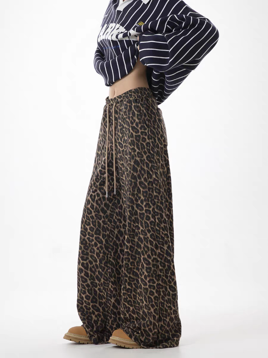 Weite Hose mit Kordelzug und Leopardenmuster