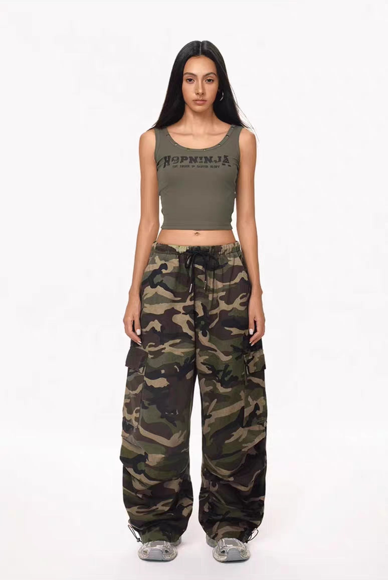 Pantalones cargo de camuflaje con cordón de gran tamaño