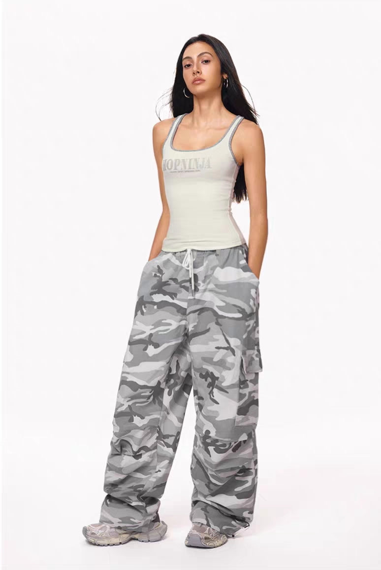 Pantalones cargo de camuflaje con cordón de gran tamaño
