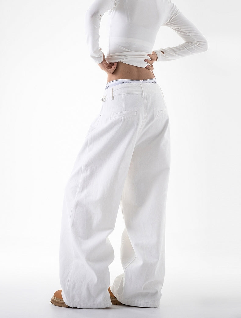 Cleane weiße Jeans mit weitem Bein und kontrastfarbenem Bündchen