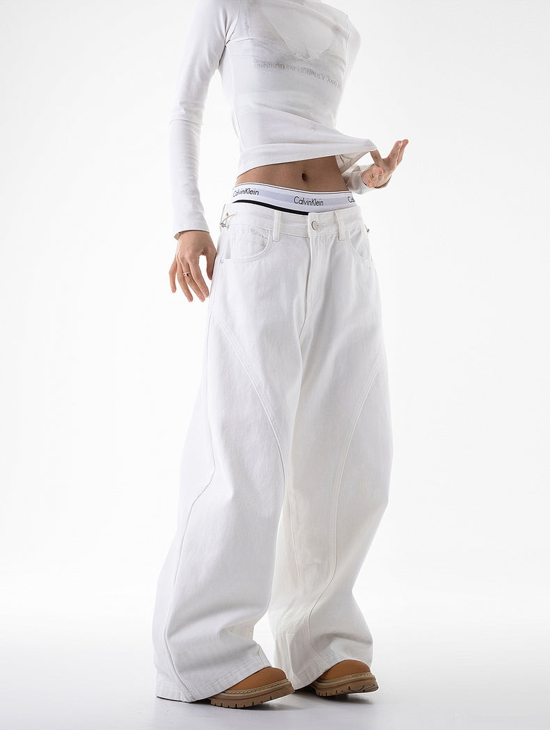 Cleane weiße Jeans mit weitem Bein und kontrastfarbenem Bündchen
