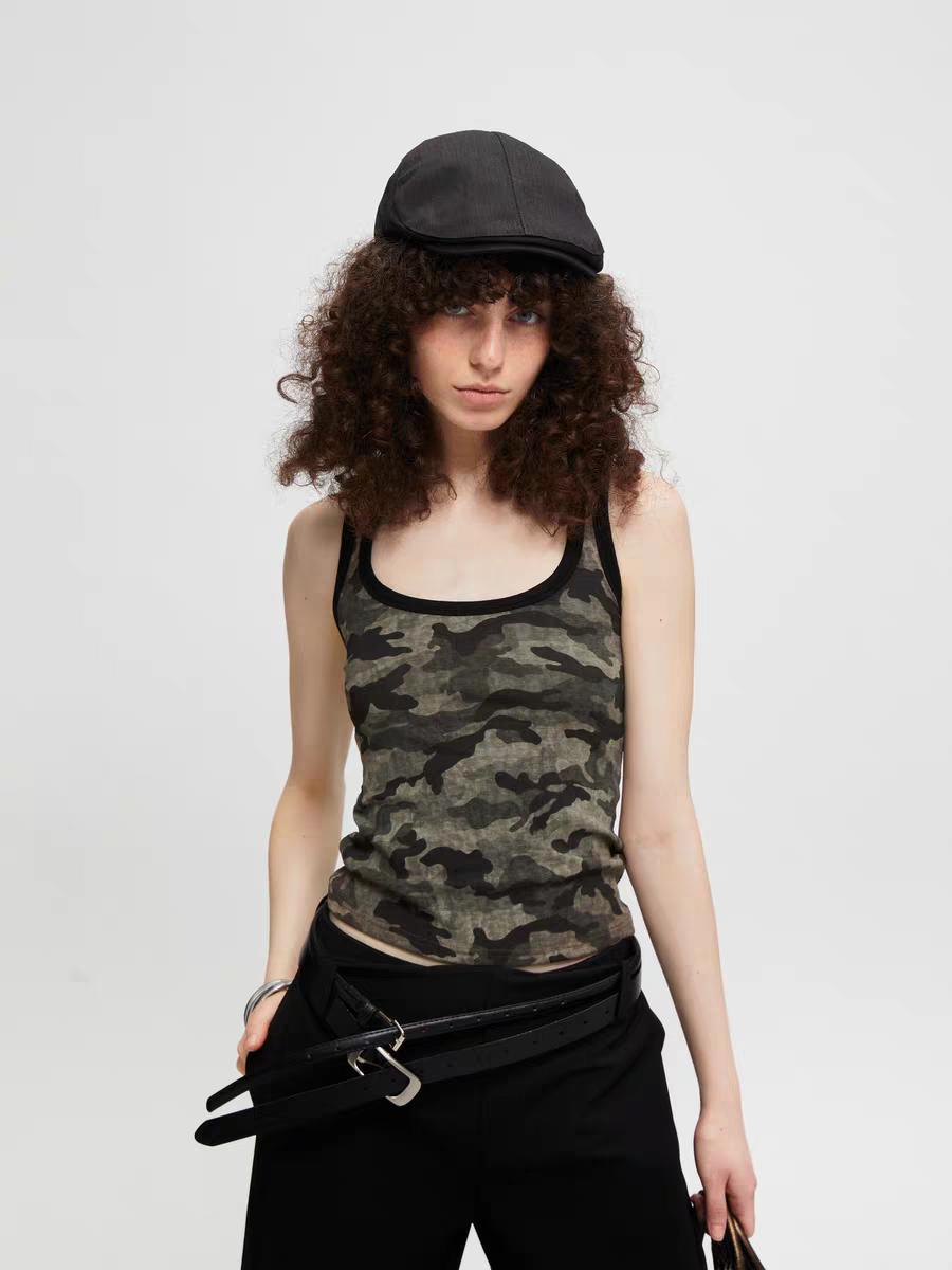 Geripptes Tanktop mit Camouflage-Muster