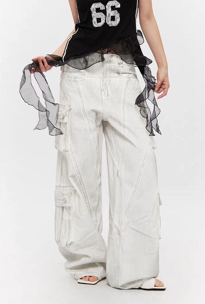 Verwaschene weiße Cargo-Jeans mit mehreren Taschen