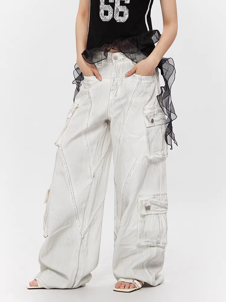 Verwaschene weiße Cargo-Jeans mit mehreren Taschen