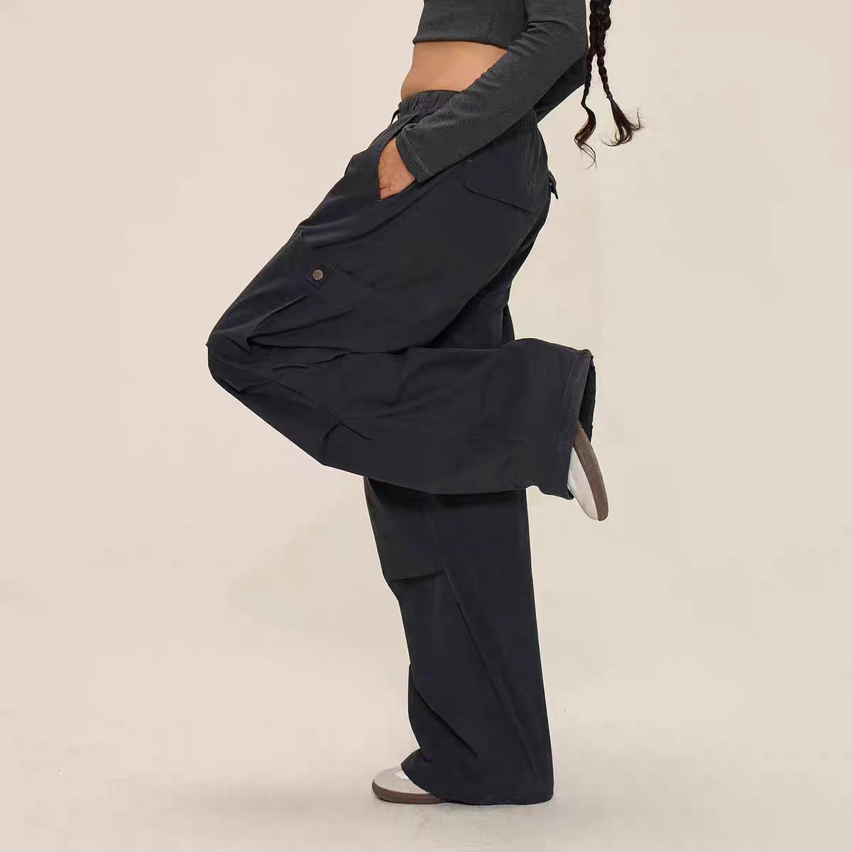 Pantalones utilitarios de pierna ancha con paneles en capas – Negro mate