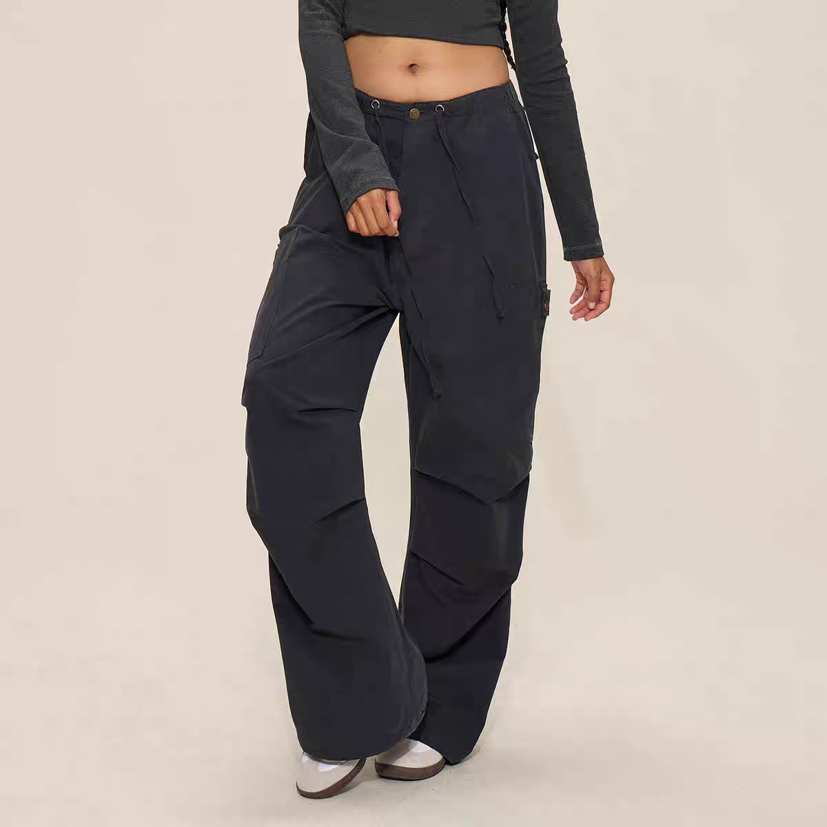 Pantalones utilitarios de pierna ancha con paneles en capas – Negro mate