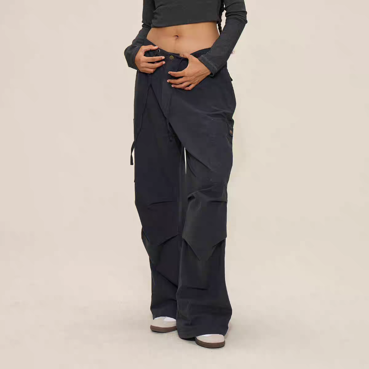 Pantalones utilitarios de pierna ancha con paneles en capas – Negro mate