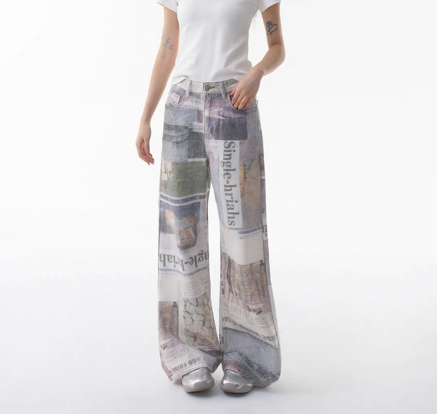 Jeans mit weitem Bein und Zeitungsdruck