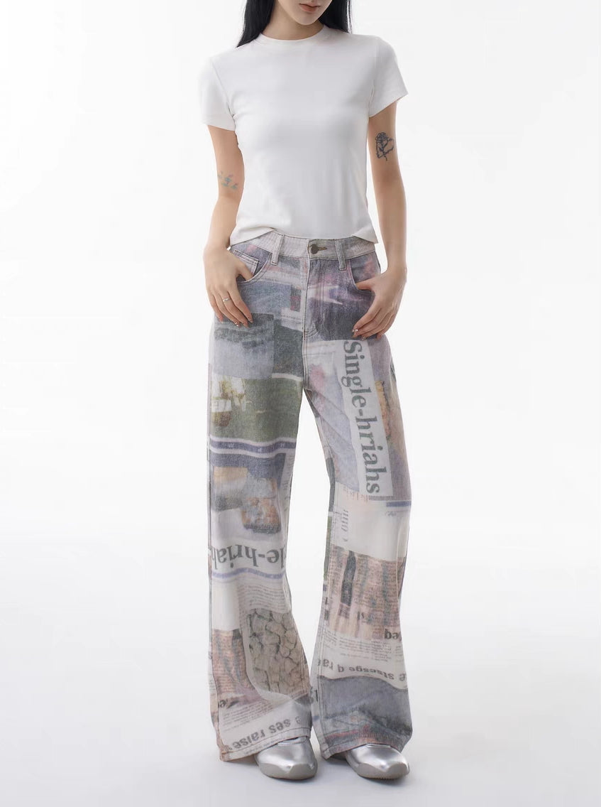 Jeans mit weitem Bein und Zeitungsdruck