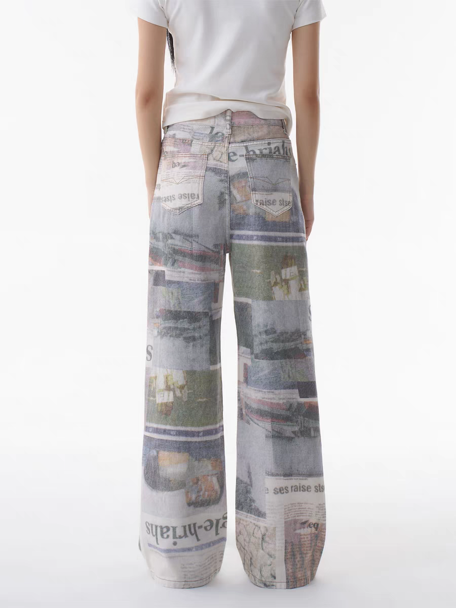 Jeans mit weitem Bein und Zeitungsdruck