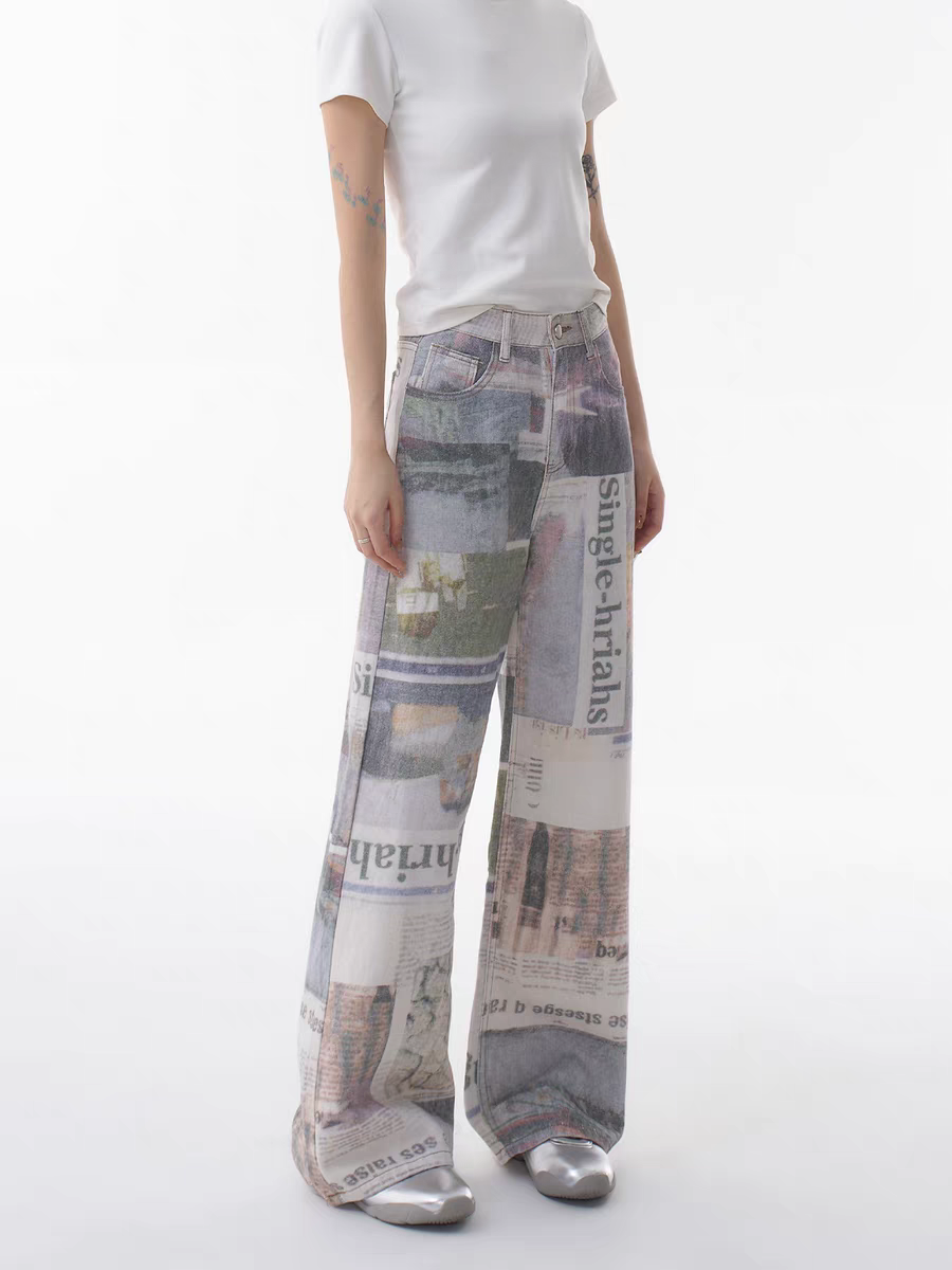 Jeans mit weitem Bein und Zeitungsdruck