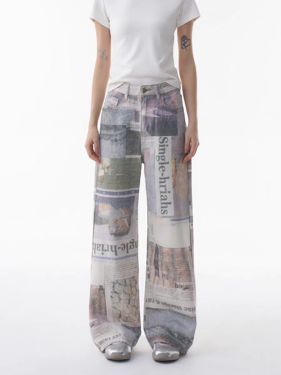 Jeans mit weitem Bein und Zeitungsdruck