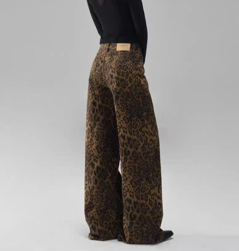 Jeans mit weitem Bein und dunklem Leopardenmuster