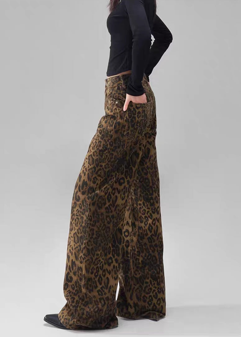Jeans mit weitem Bein und dunklem Leopardenmuster