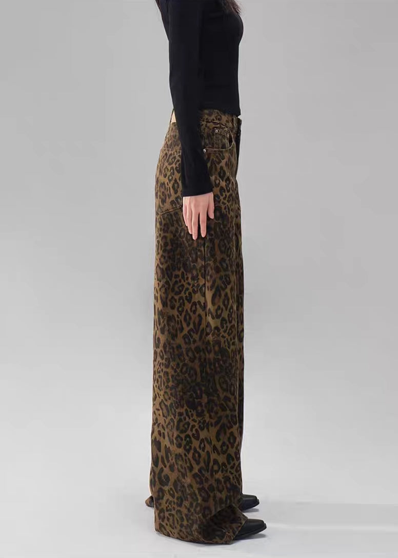 Jeans mit weitem Bein und dunklem Leopardenmuster
