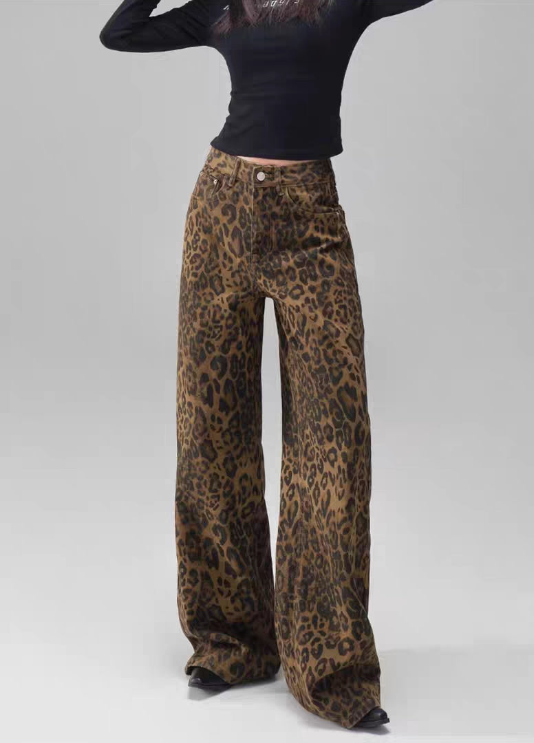 Jeans mit weitem Bein und dunklem Leopardenmuster
