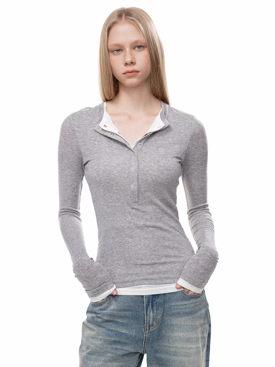 Camiseta de manga larga ajustada con botones en capas