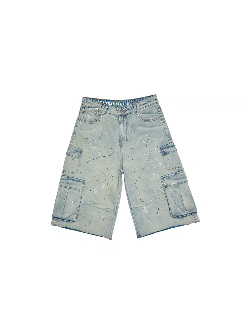 Pantalones cortos cargo de mezclilla desgastados con salpicaduras de pintura