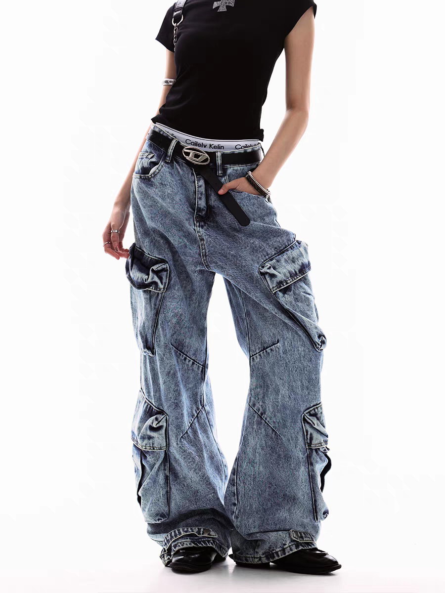Dekonstruierte Cargojeans mit mehreren Taschen