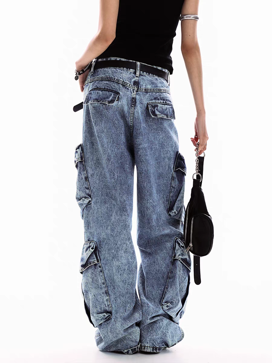 Dekonstruierte Cargojeans mit mehreren Taschen