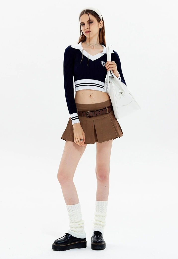 Contrast Collar Ribbed Knit Crop Top with Badge Detail