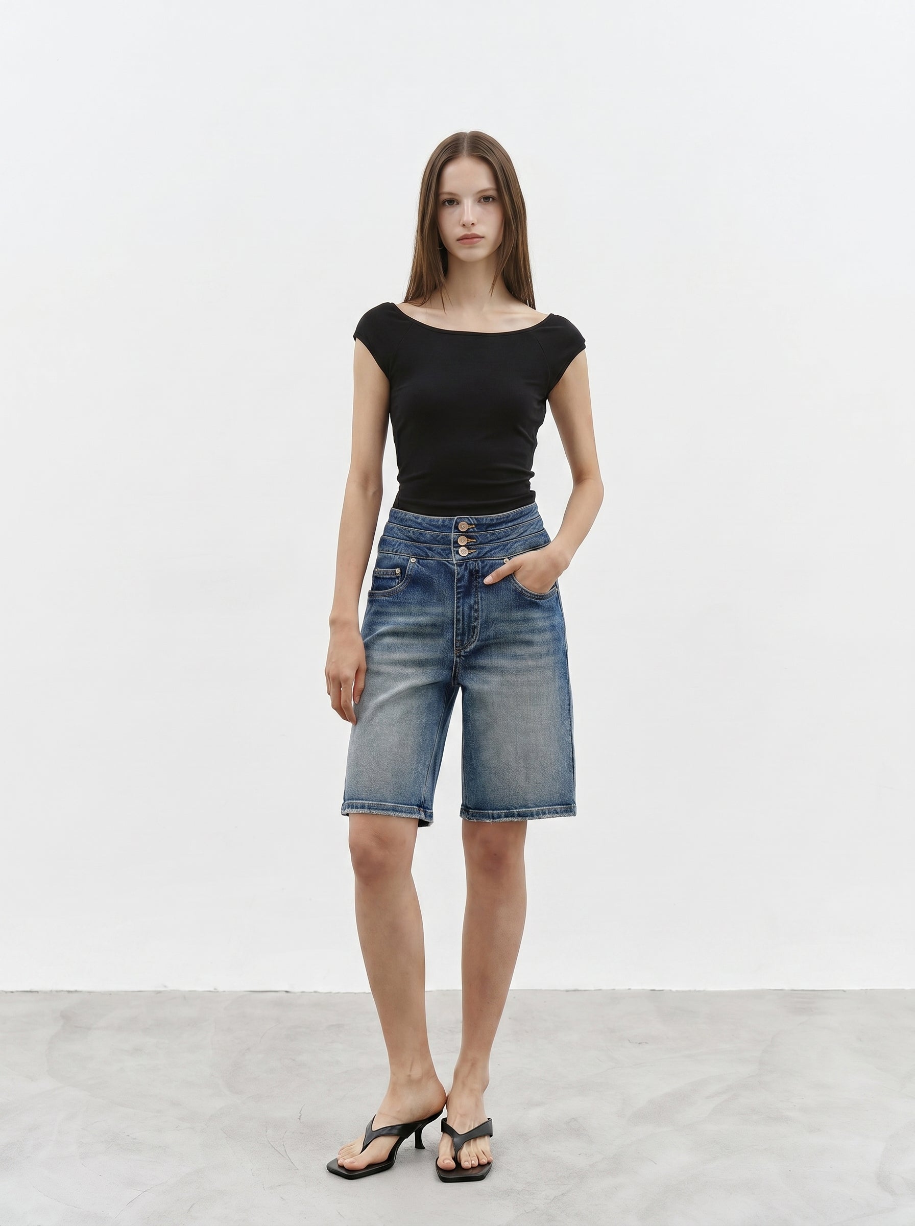 Black cap sleeve crop top full body look with denim shorts